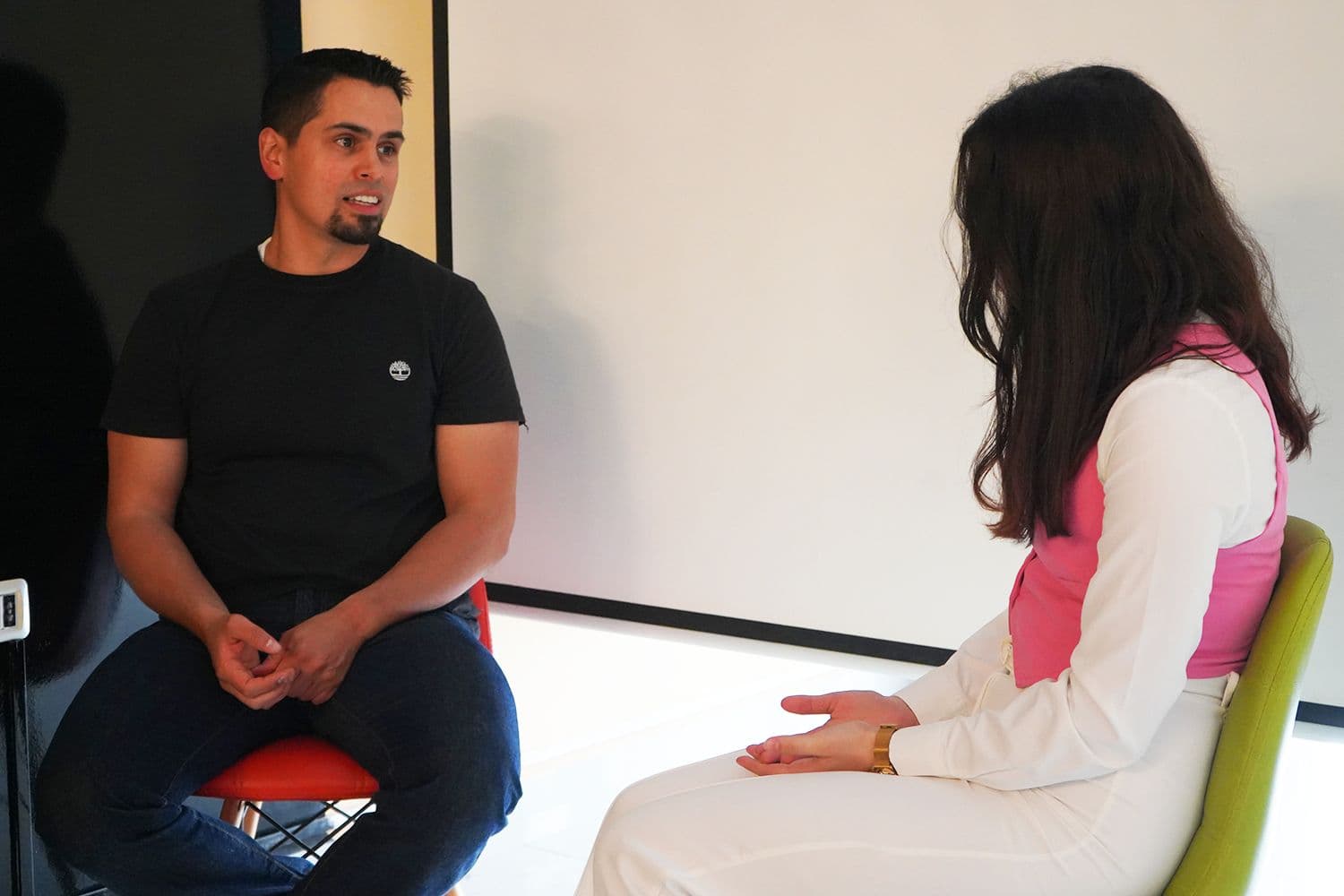 A mentor and a founder seated face to face in a one to one clinic session
